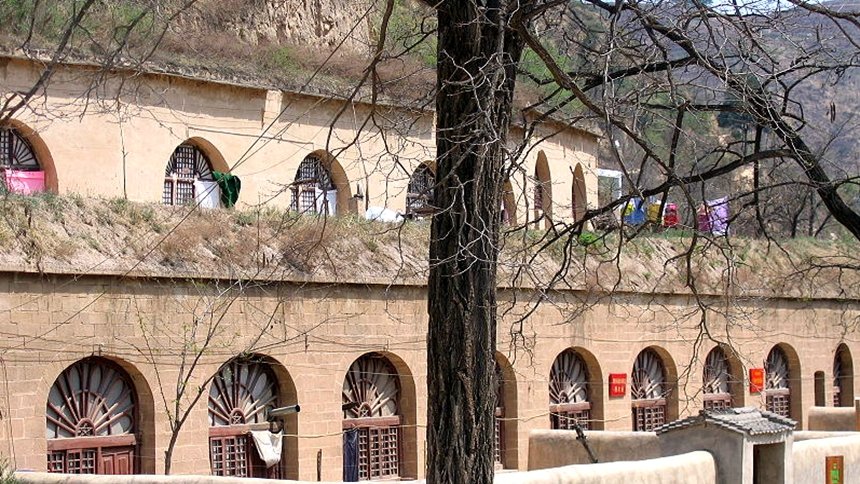 先申请后交费,住在专门临时腾出来的十几孔窑洞(图片:Wuyouyuan/维基,CC BY-SA 3.0)
