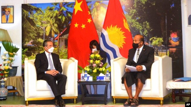基里巴斯总统兼外长塔内希∙马茂（Taneti Maamau）2022年5月27日在该国的塔拉瓦地区会见到访的中国外长王毅。本照片由新华社发布，美联社提供。